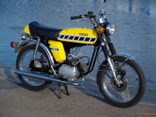 File:Vieille moto yamaha-3056.jpg
